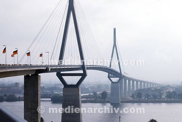 1974. Hamburg. Köhlbrandtbrücke. Am Tag der Eröffnung wurde sie für Fussgänger freigegeben.  Schrägseilbrücke. Hamburger Hafen.