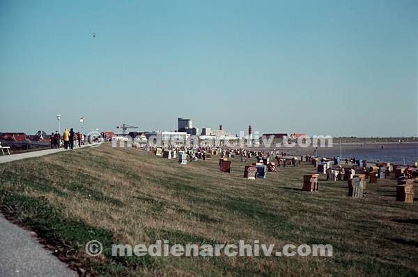 um 1975. Schleswig-Holstein.  Nordseebad Büsum. Der Südstrand. Leuchtturm.