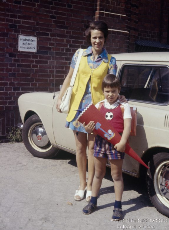 1973. Einschulung. Kinder. Schüler. Zuckertüte