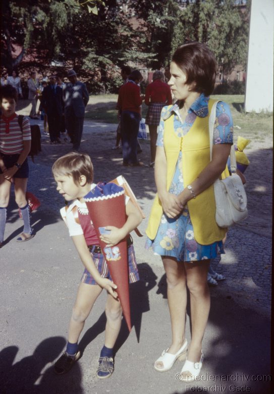 1973. Einschulung. Kinder. Schüler. Zuckertüte