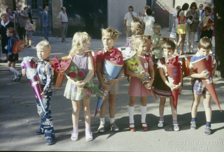 1973. Einschulung. Kinder. Schüler. Zuckertüte
