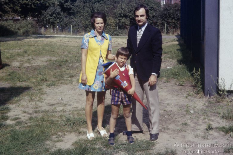 1973. Einschulung. Kinder. Schüler. Zuckertüte