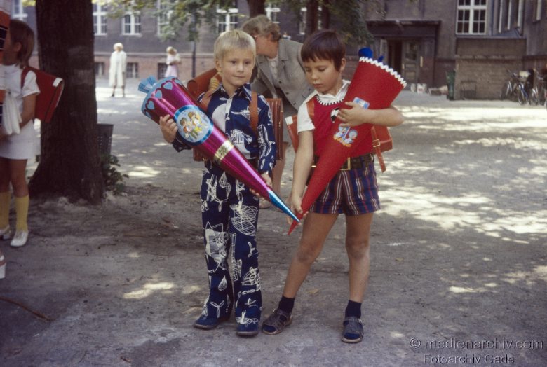 1973. Einschulung. Kinder. Schüler. Zuckertüte