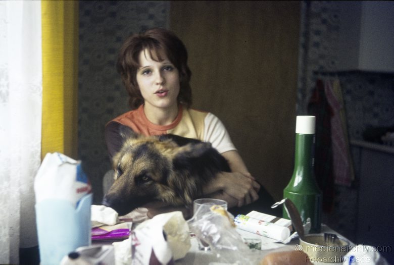 1971. Frau mit Hund an einem Tisch