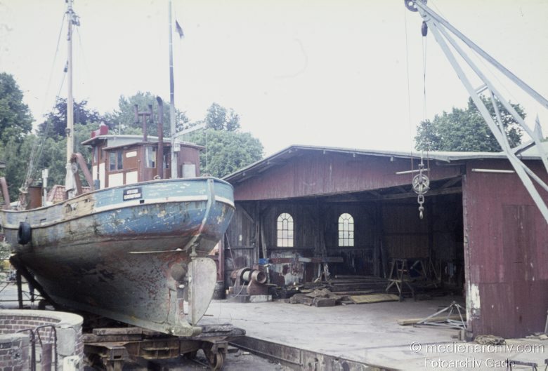 um 1978. Schleswig-Holstein. Kiel. Fischkutter. Boot in einer Werft.