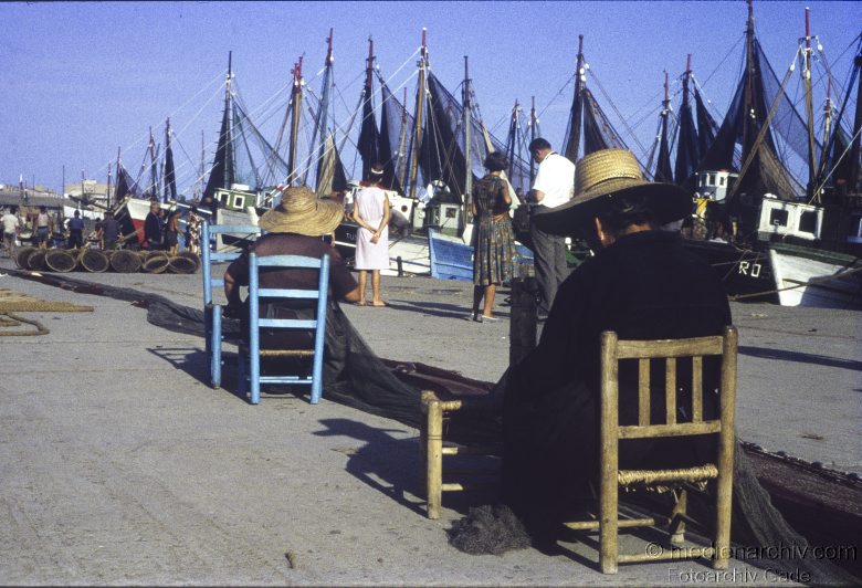 September 1964. Spanien. Hafen mit Fischerbooten. Frauen flicken Netze