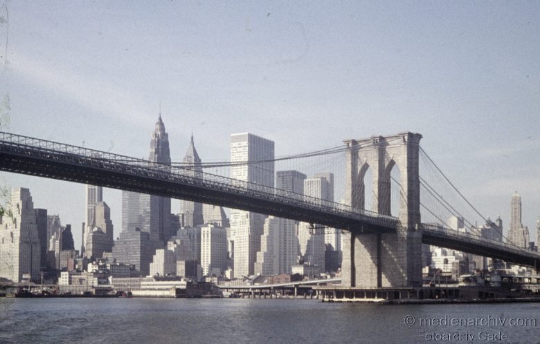 1969. USA. Brooklyn Bridge in New York City. Fluss Hudson River. East River