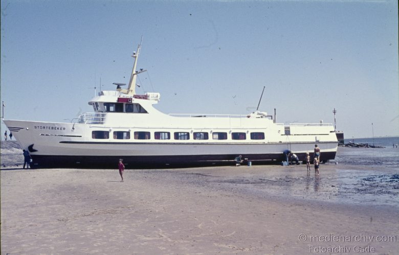1976. Niedersachsen. Ostfriesland. Insel Föhr. Das Schiff Störtebeker auf dem Strand.