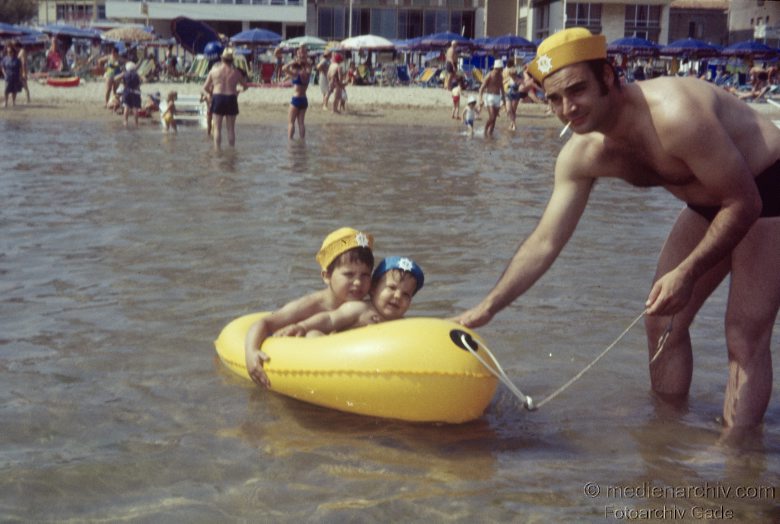 1976. Niedersachsen. Ostfriesland. Insel Föhr. Ostsee. Strand. Badende.