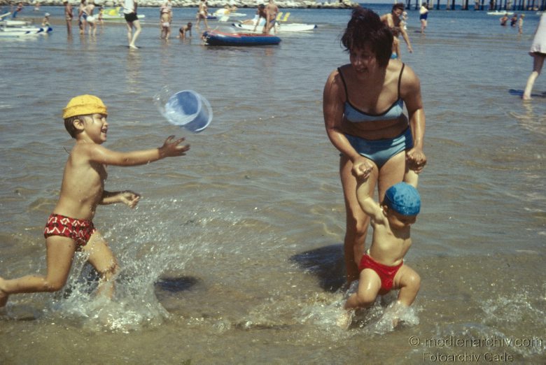 1976. Niedersachsen. Ostfriesland. Insel Föhr. Ostsee. Strand. Badende
