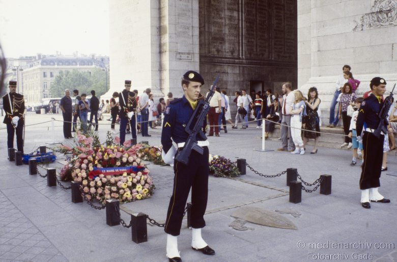 1994. Frankreich. Paris. Ehrenwache an Kränzen