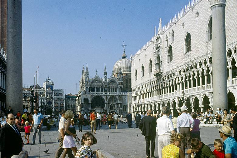 1969. Italien. Venedig - Italy. Venice. Markusplatz. Markusdom. rechts Dogenpalast