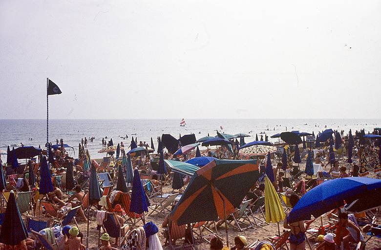 1969. Italien. Venedig - Italy. Venice. Sonnen am Strand. Mittelmeer