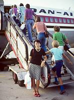 1975. Spanien. Baleren. Menorca. Flugplatz. Urlauber beim Besteigen eines Flugzeugs. Frau. Aeropuerto de Menorca. Airport