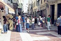 1975. Spanien. Baleren. Menorca. Shoppen in einer Einkaufsstraße. Urlauber