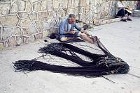 1975. Spanien. Baleren. Menorca. Ein Fischer flickt ein Netz