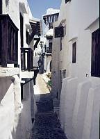 1975. Spanien. Baleren. Menorca. Enge Gasse in einem Ort