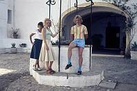 1975. Spanien. Baleren. Menorca. Urlauber an einem Brunnen