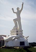 1975. Spanien. Baleren. Menorca. Los Delfines. John Travolta Statue (Sun God)
