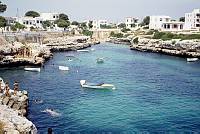 1975. Spanien. Baleren. Menorca. Küste am Mittelmeer. Bucht mit Fischerbooten und Badenden