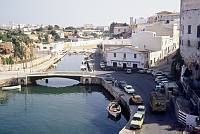 1975. Spanien. Baleren. Menorca. Brücke am Hafen. Mittelmeer