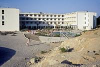 1975. Spanien. Baleren. Menorca. Hotel mit Pool