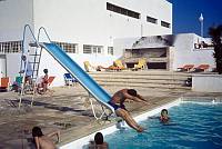 1975. Spanien. Baleren. Menorca. Wasserrutsche am Swimmingpool. Freibad