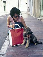 1975. Spanien. Baleren. Menorca. Frau mit kleinem Hund