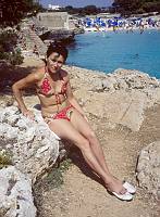 1975. Spanien. Baleren. Menorca. Urlauberin. Frau im Bikini am Strand. Mittelmeer