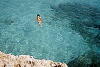 1975. Spanien. Baleren. Menorca. Urlauberin. Frau beim Baden. Bikini