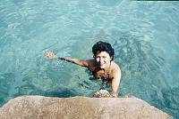 1975. Spanien. Baleren. Menorca. Urlauberin. Frau beim Baden. Bikini