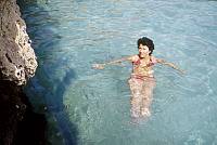1975. Spanien. Baleren. Menorca. Urlauberin. Frau beim Baden. Bikini