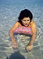 1975. Spanien. Baleren. Menorca. Urlauberin. Frau beim Baden. Bikini