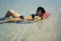 1975. Spanien. Baleren. Menorca. Urlauberin. Frau beim Baden. Bikini