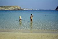 1975. Spanien. Baleren. Menorca. Urlauberin. Frau beim Baden. Bikini
