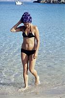 1975. Spanien. Baleren. Menorca. Urlauberin. Frau im Bikini am Strand mit Badekappe. Mittelmeer