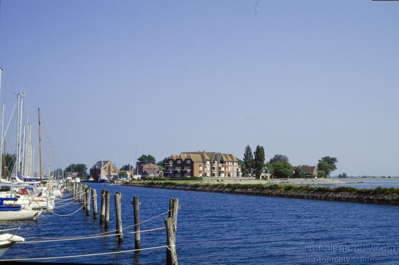 1980. Schleswig-Holstein. Fehmarn. Boote in einer Marina. Hafen
