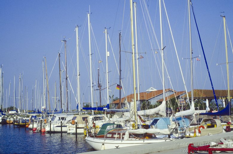1980. Schleswig-Holstein. Fehmarn. Boote in einer Marina. Hafen