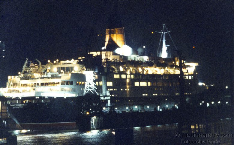 um 1979. Hamburger Hafen. Schiffe. Nachtaufnahmen