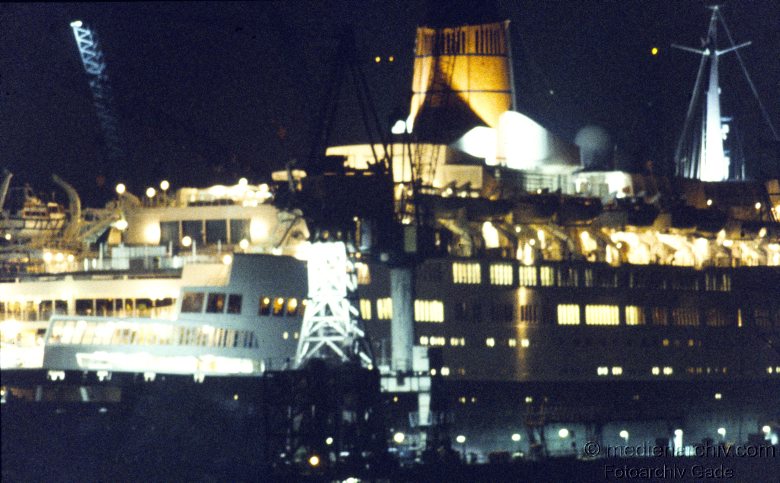 um 1979. Hamburger Hafen. Schiffe. Nachtaufnahmen