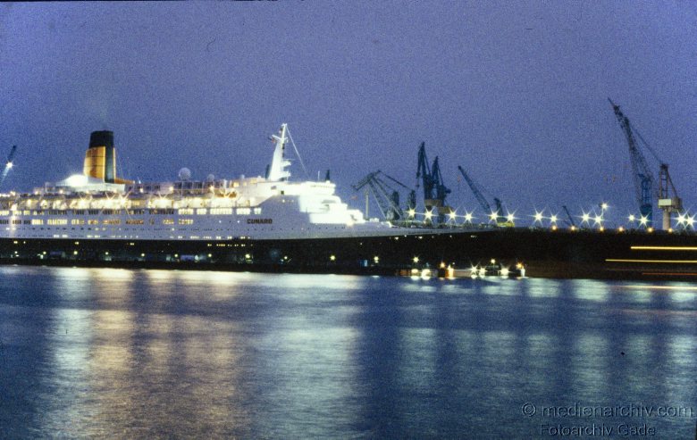 um 1979. Hamburger Hafen. Schiffe. Fluss Elbe. Nachtaufnahmen