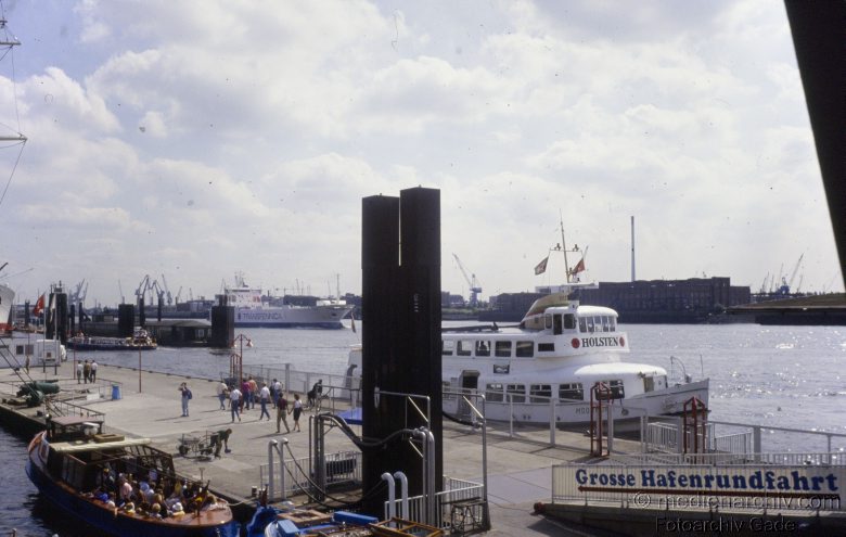 1979. Hamburger Hafen. Landungsbrücken. Schiffe. Fluss Elbe