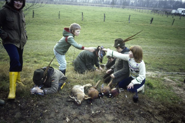 1978. Jagd. Jäger. Kinder mit erlegten Fasanen