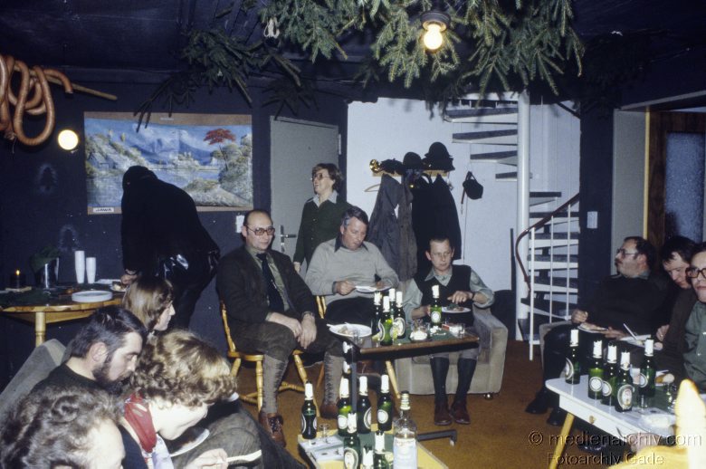 1978. Jagd. Jäger bei einer Weihnachtsfeier. Biertrinker