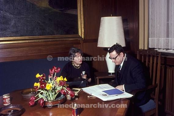 1968. Berlin Produktion für Fuji TV. Käthe Denicke / Katja Nick spricht mit Klaus Schütz, dem regierenden Bürgermeister von Berlin.