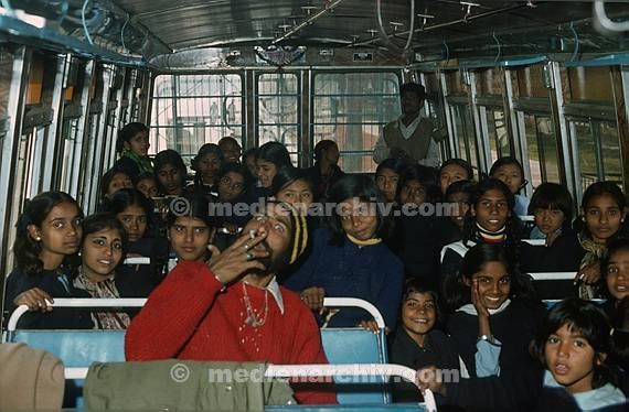 Asien. Indien. Kinder in einem Bus