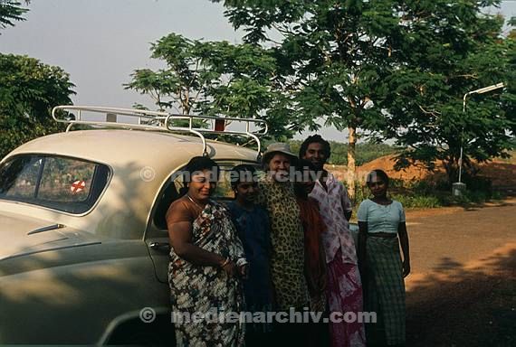 1974. Asien. Indien. Käthe Denicke alias Katja Nick alias Kati Nick mit Freunden an einem Auto