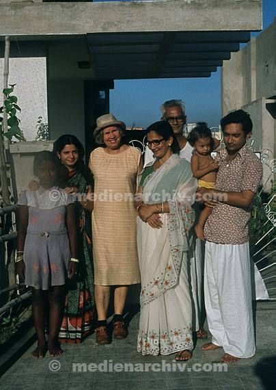 1974. Asien. Indien. Käthe Denicke alias Katja Nick alias Kati Nick mit Freunden