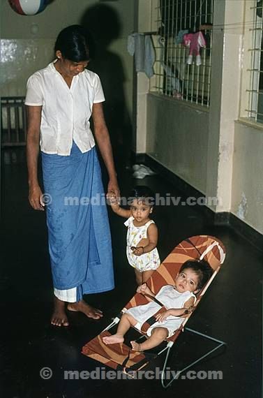 1974. Asien. Indien. Mutter mit Kleinkindern