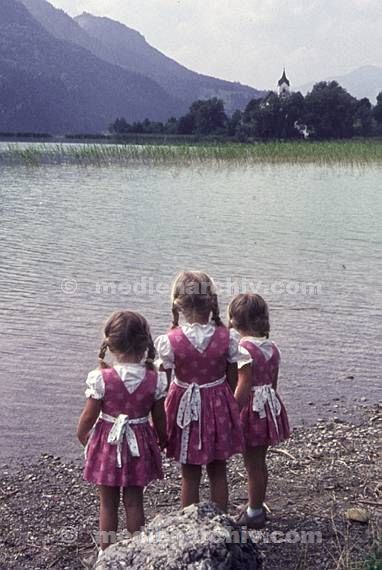 Bayern. Drei Mädchen. Kinder an einem See